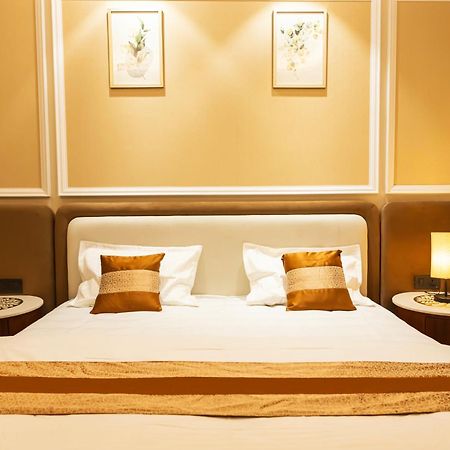 Omaxe Hazratganj , Khusi Mahal Bed & Breakfast Lucknow Bagian luar foto
