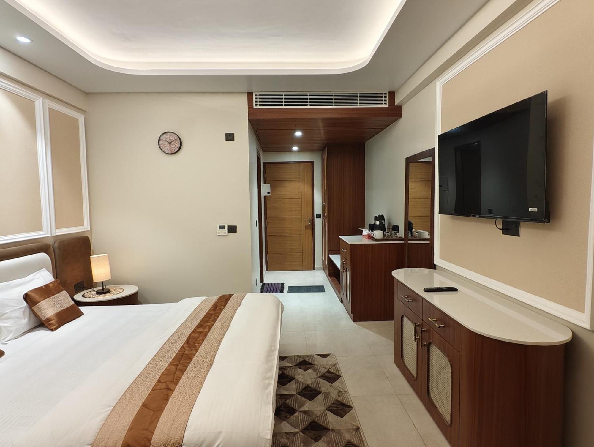 Omaxe Hazratganj , Khusi Mahal Bed & Breakfast Lucknow Bagian luar foto