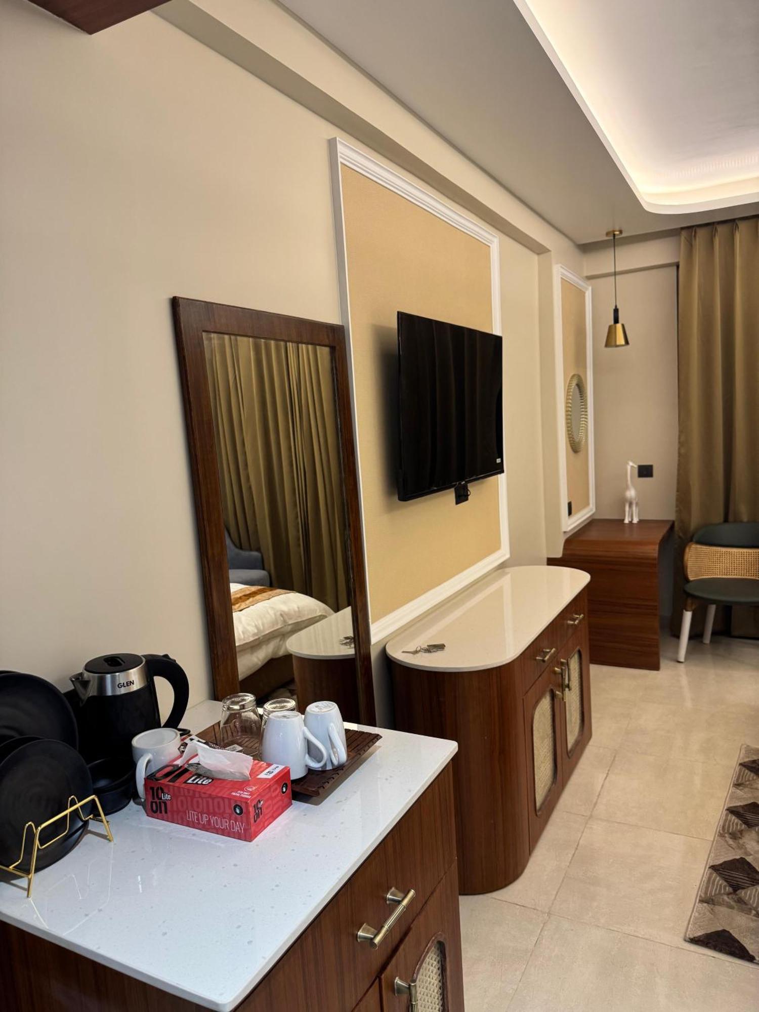 Omaxe Hazratganj , Khusi Mahal Bed & Breakfast Lucknow Bagian luar foto