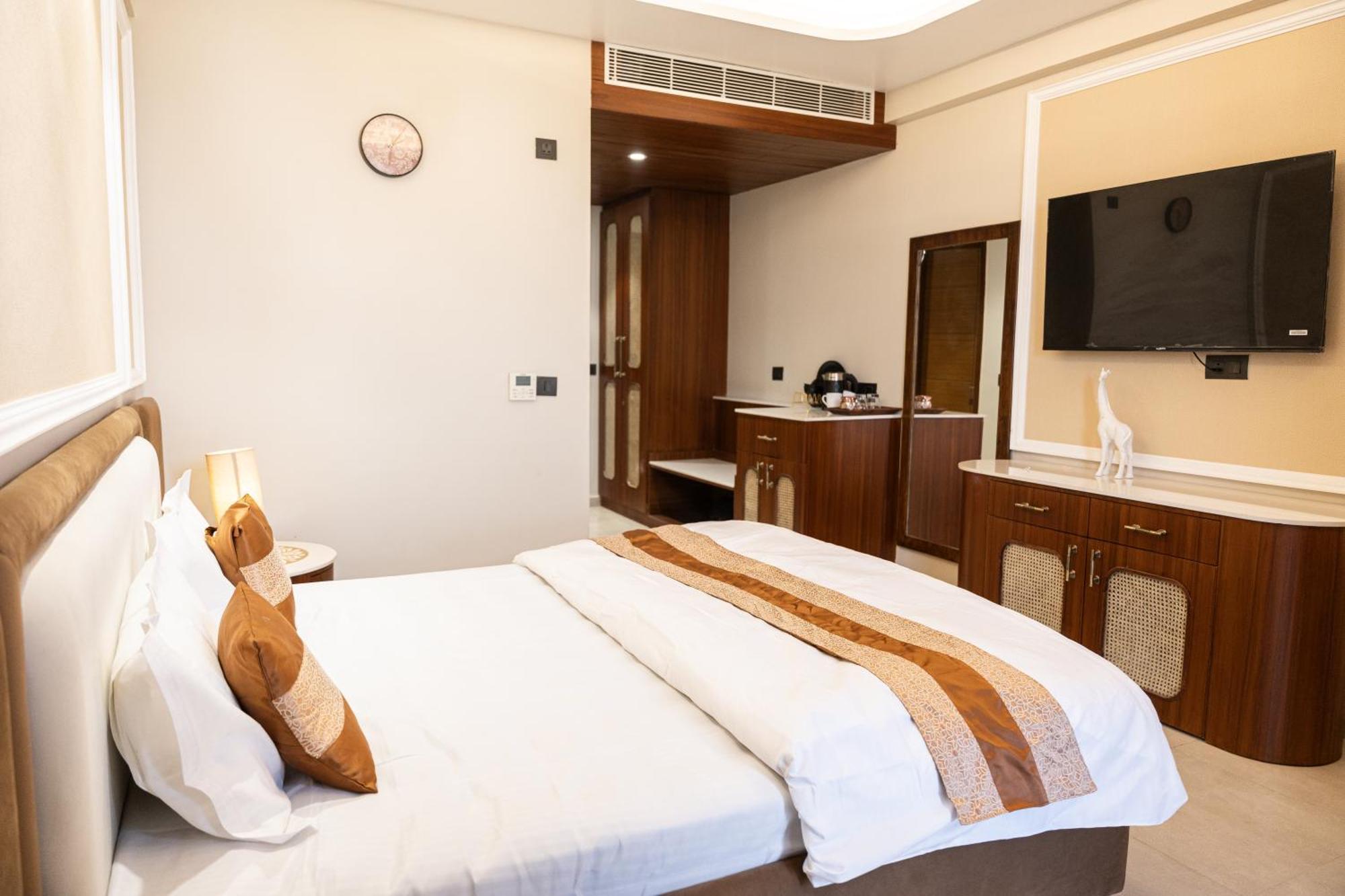 Omaxe Hazratganj , Khusi Mahal Bed & Breakfast Lucknow Bagian luar foto