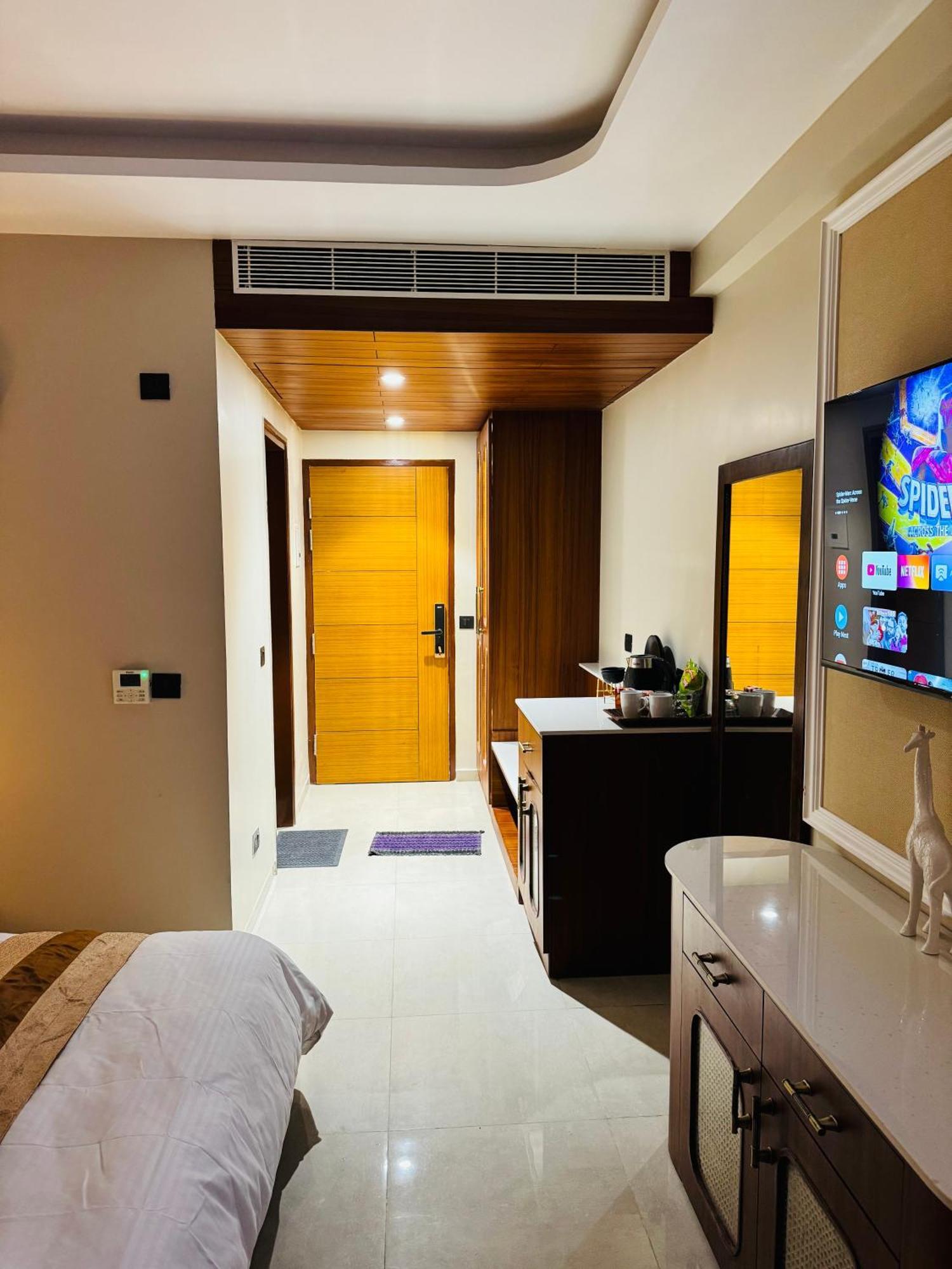 Omaxe Hazratganj , Khusi Mahal Bed & Breakfast Lucknow Bagian luar foto